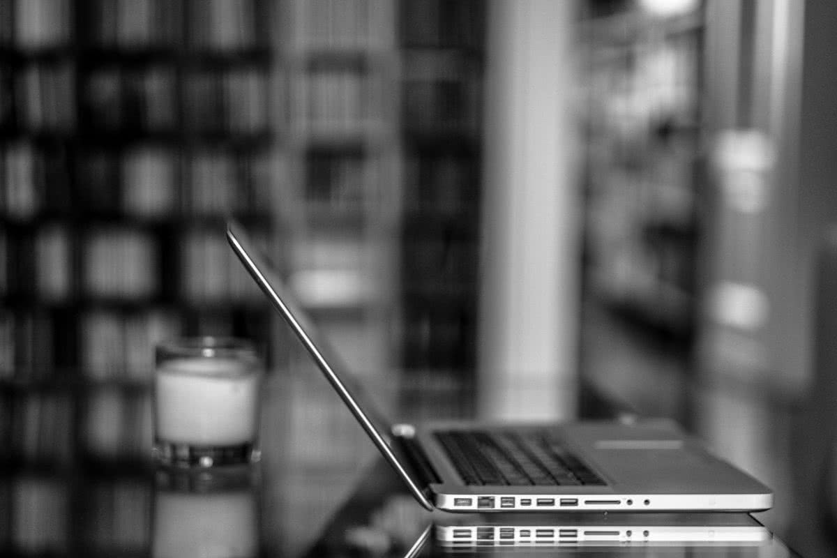 black-and-white-blur-close-up-714557 grayscale keyboard