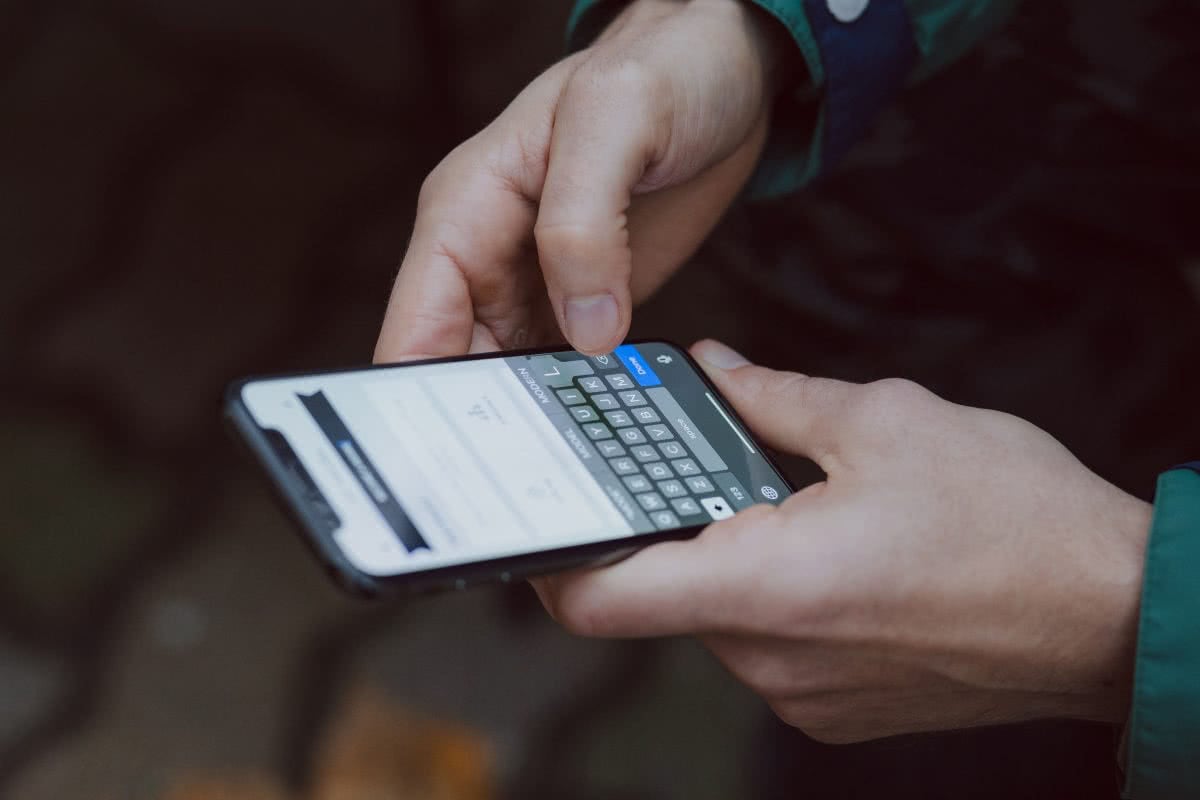 freestocks-org-662168-unsplash Mobile phone