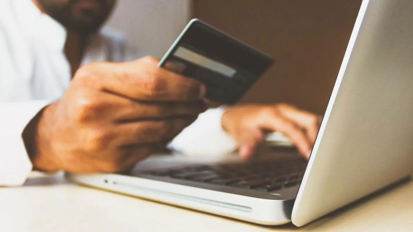 payment-g03d57325c_1920-1920-x-1080 Man using credit card to make online purchase